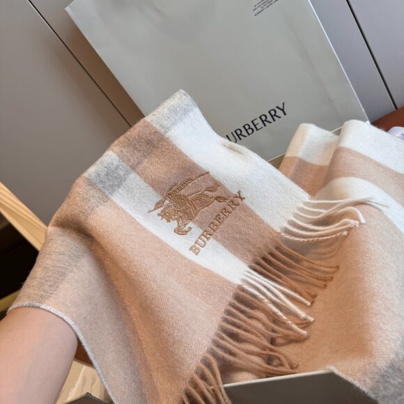 Burberry Women's Scarf - Picture 6 of 6